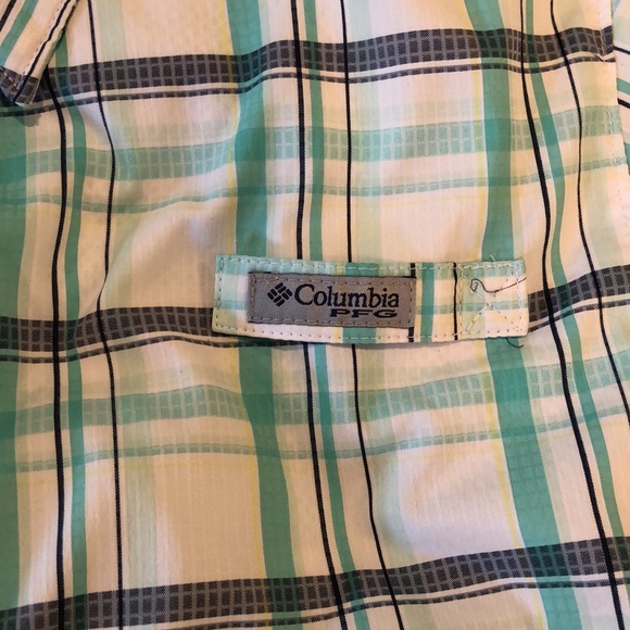 Columbia quick dry lightweight long sleeve snap close shirt. Hidden zip pocket - Picture 4 of 8
